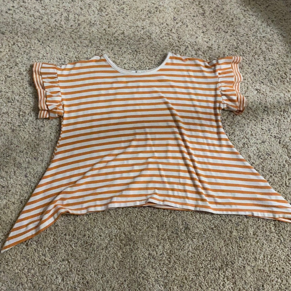 Kids girl top. Striped and ruffles on sleeve.💘